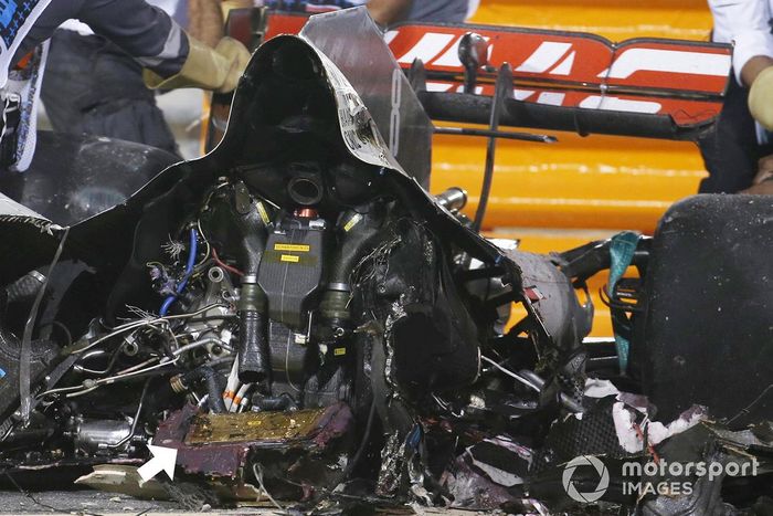 Detalle de la batería de los restos del coche de Romain Grosjean, Haas VF-20