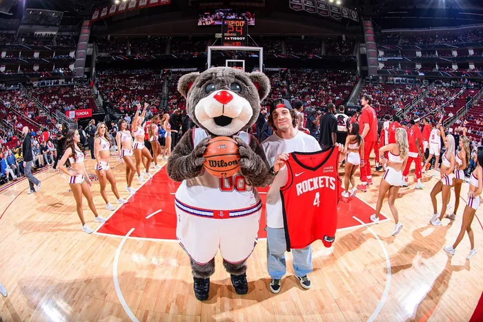 Marco Bezzecchi, VR46 Team con Houston Rockets Team