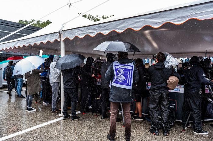 Entrevista con los medios de comunicación bajo la lluvia