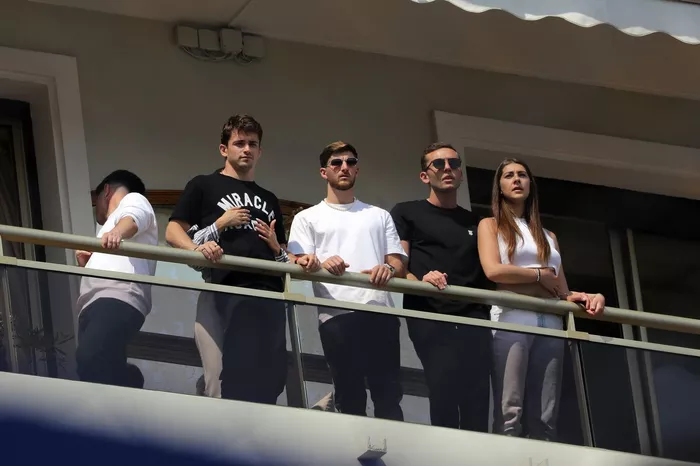 Charles Leclerc, Ferrari, viendo la carrera de Fórmula E
