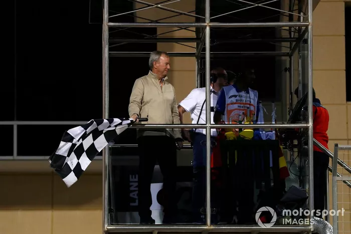 La bandera a cuadros ondea al final de la carrera