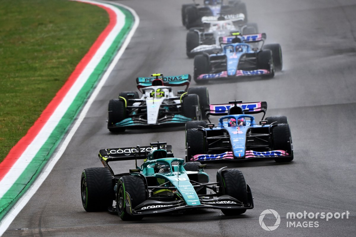 Lance Stroll, Aston Martin AMR22, Fernando Alonso, Alpine A522, Lewis Hamilton, Mercedes W13