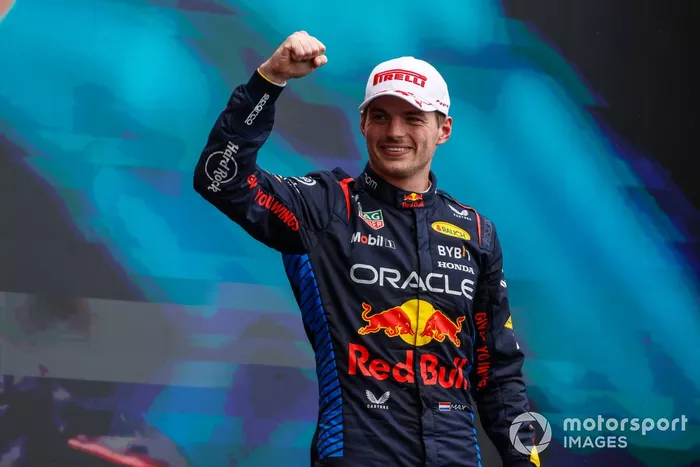 Max Verstappen, Red Bull Racing, 1ère position, célèbre sur le podium