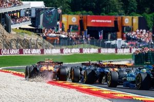Lando Norris, McLaren MCL38, se queda con una rueda en la grava en la salida