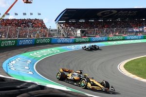 Oscar Piastri, McLaren MCL38, George Russell, Mercedes F1 W15, a la parrilla