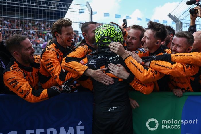 Lando Norris, McLaren F1 Team, 1ª posición, celebra con su equipo su llegada a Parc Ferme