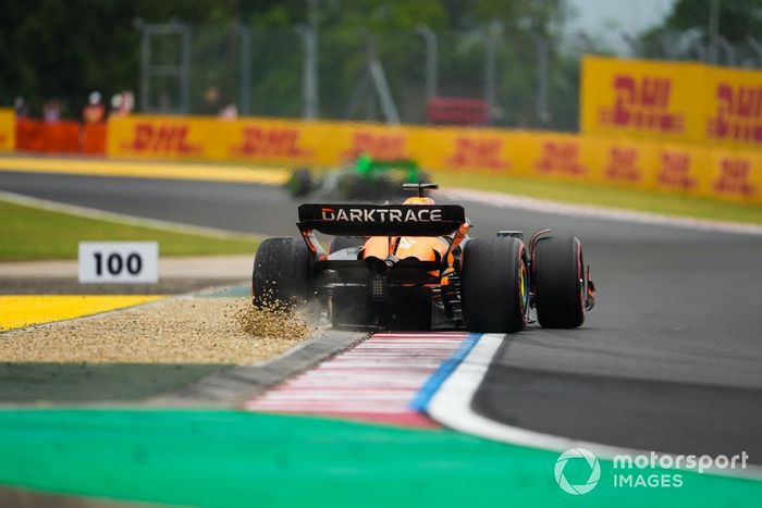 Oscar Piastri, McLaren MCL38, se lleva una rueda en la grava