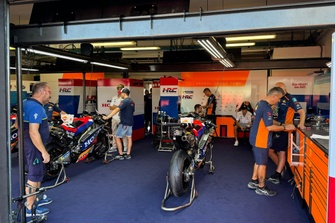 Garasi Balap Pabrik KTM Red Bull