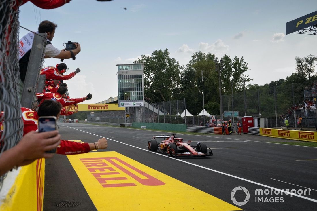 Miembros del equipo de la Scuderia Ferrari celebran el paso por meta de Charles Leclerc, Ferrari SF-24, 1ª posición.