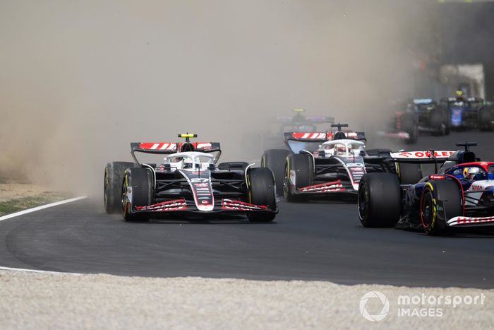 Nico Hulkenberg, Haas VF-24 lucha con Kevin Magnussen, Haas VF-24 