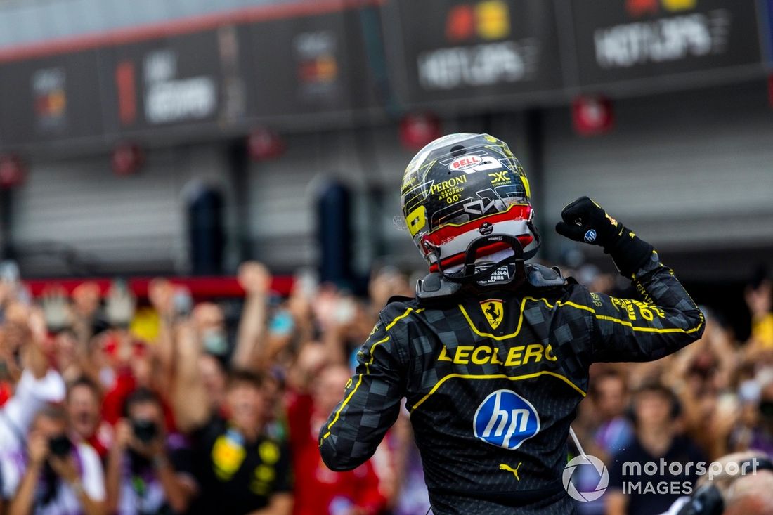 Charles Leclerc, Scuderia Ferrari, 1ª posição, festeja à chegada ao Parc Ferme