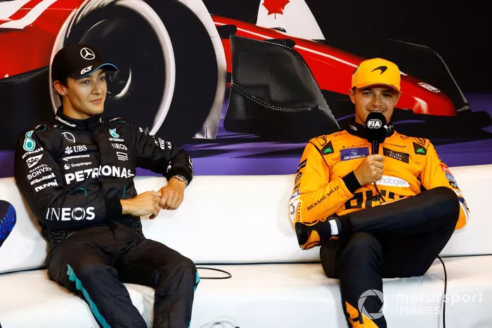 El hombre de la pole, George Russell, del equipo Mercedes-AMG F1, y Lando Norris, del equipo McLaren F1, en la rueda de prensa posterior a la clasificación.