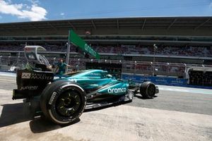 Lance Stroll, Aston Martin AMR24, sale del garaje