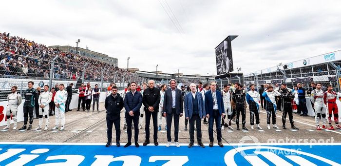 Pilotos, VIPs al frente de la parrilla durante un minuto de silencio