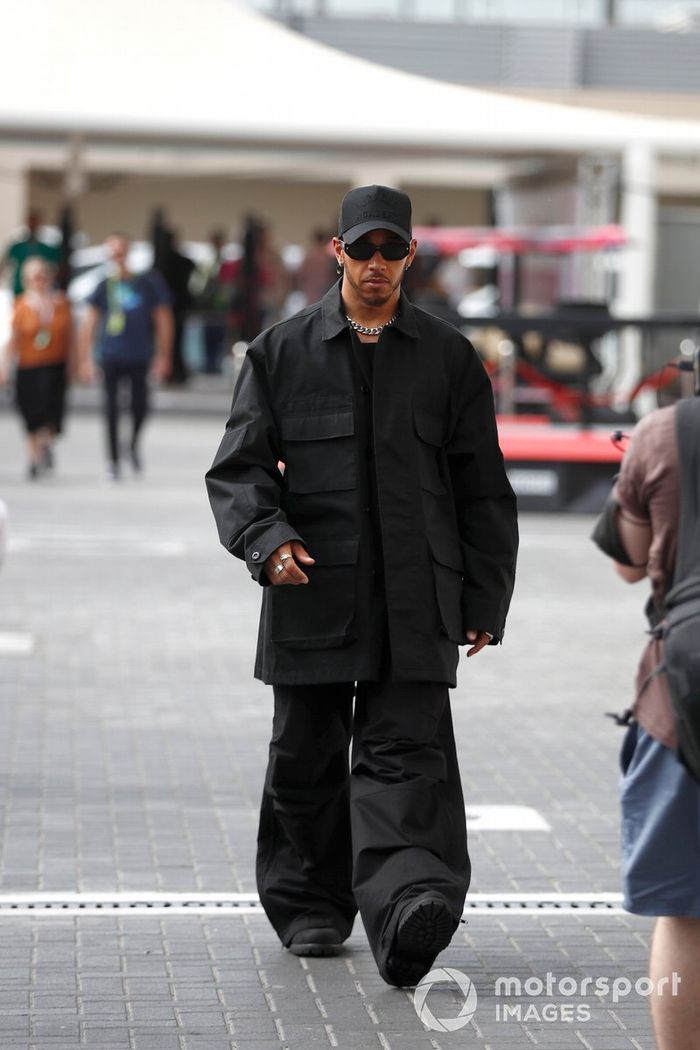 Lewis Hamilton, Mercedes AMG, llega al circuito