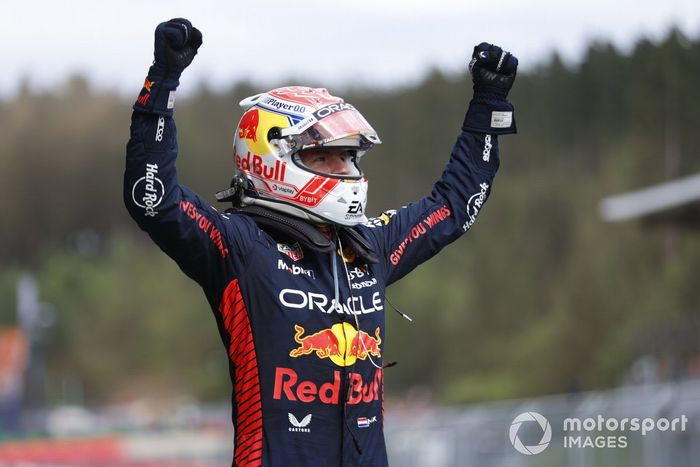 Max Verstappen, Red Bull Racing, 1ª posición, celebra su llegada al Parc Ferme