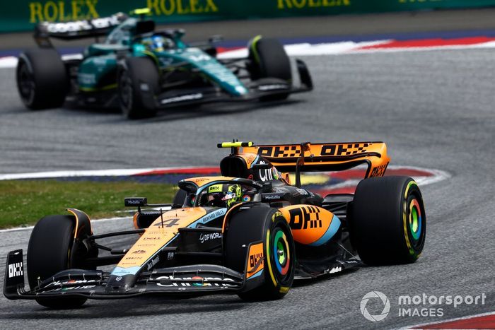 Lando Norris, McLaren MCL60, Fernando Alonso, Aston Martin AMR23