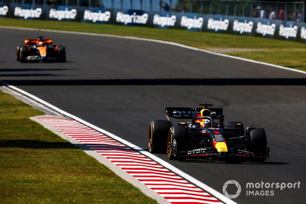 Max Verstappen, Red Bull Racing RB19, Oscar Piastri, McLaren MCL60