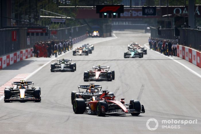 Charles Leclerc, Ferrari SF-23, Max Verstappen, Red Bull Racing RB19, Sergio Pérez, Red Bull Racing RB19, Carlos Sainz, Ferrari SF-23, el resto del campo fuera para la vuelta de formación.
