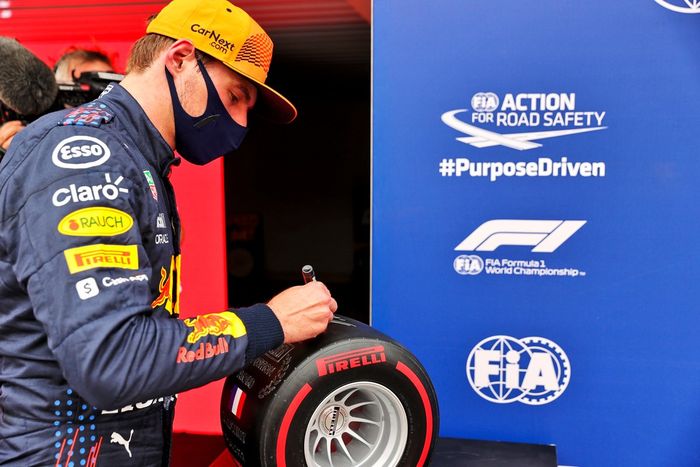 Ganador de la pole Max Verstappen, Red Bull Racing con el premio Pirelli Pole Position