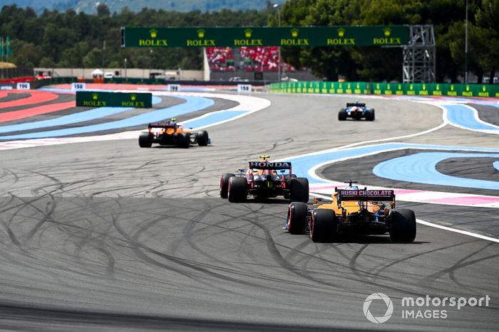 Lando Norris, McLaren MCL35M, Sergio Pérez, Red Bull Racing RB16B, Daniel Ricciardo, McLaren MCL35M