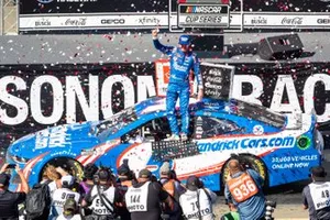 Race winner Kyle Larson, Hendrick Motorsports, Chevrolet Camaro HendrickCars.com