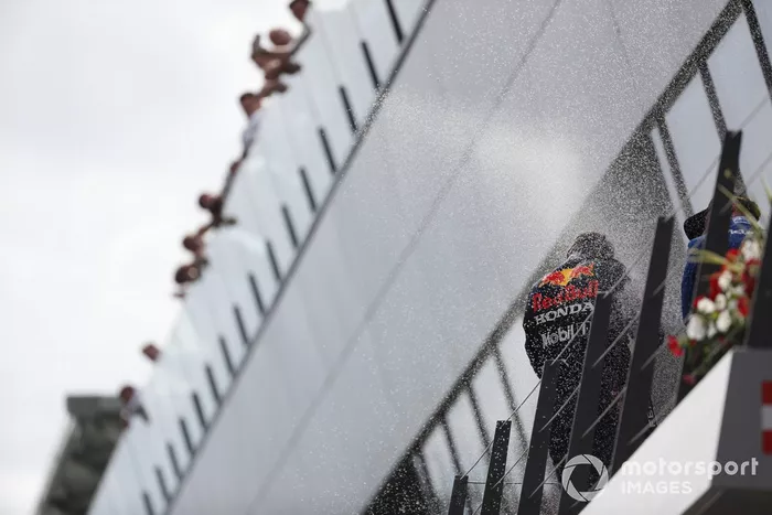 Podio: ganador Max Verstappen, Red Bull Racing
