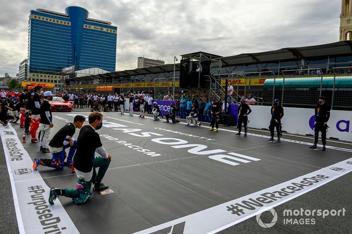 Los pilotos se ponen de pie y se arrodillan en apoyo de la campaña Fin del Racismo