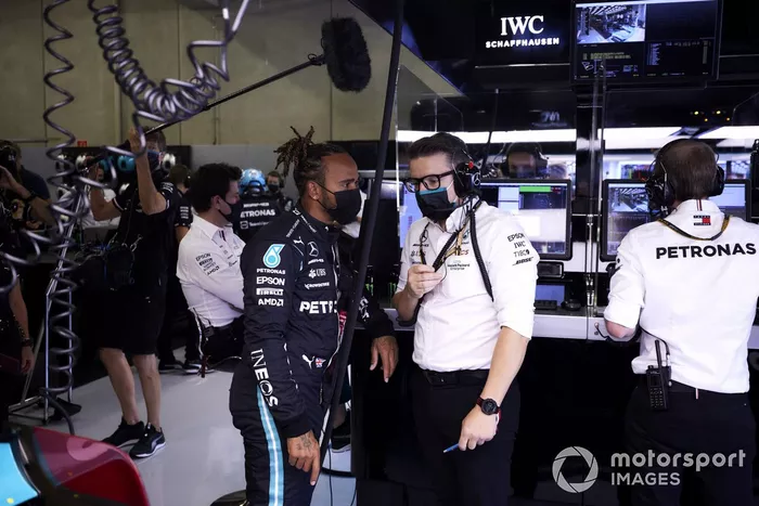 Lewis Hamilton, de Mercedes, y Andrew Shovlin, director de ingeniería en pista de Mercedes AMG, en el garaje