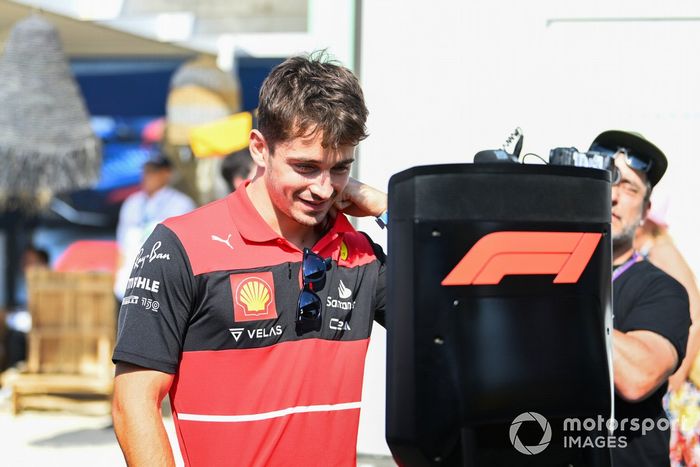 Charles Leclerc, Ferrari, llega al paddock