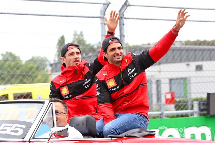 Charles Leclerc, Ferrari, Carlos Sainz, Ferrari, en el desfile de pilotos