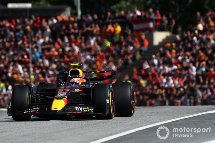 Sergio Pérez, Red Bull Racing RB18, Mick Schumacher, Haas VF-22