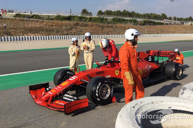 The Ferrari SF90 of Sebastian Vettel is recovered on a truck
