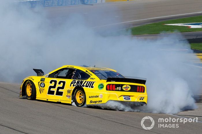 Joey Logano, Team Penske, Ford Mustang Pennzoil celebra con donas