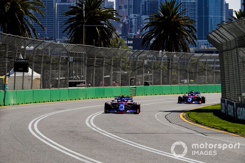 Alexander Albon, Toro Rosso STR14, devant Daniil Kvyat, Toro Roso STR14