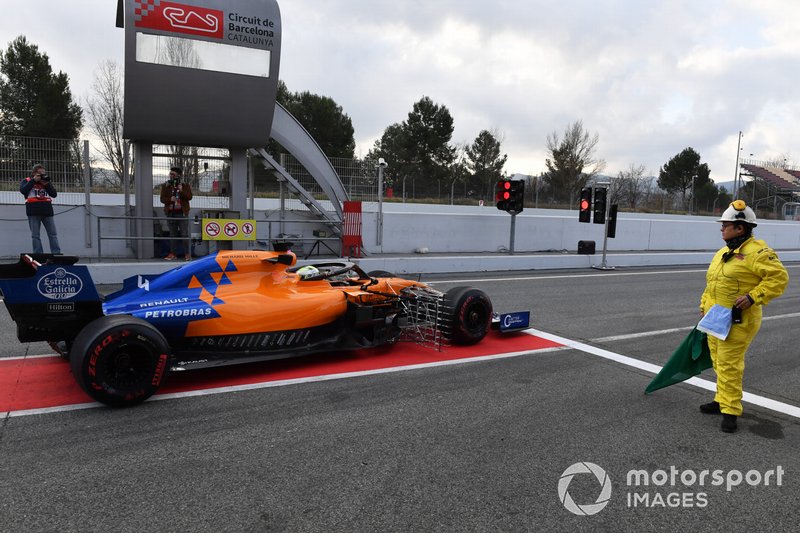Lando Norris, McLaren MCL34, patiente au bout de la voie des stands