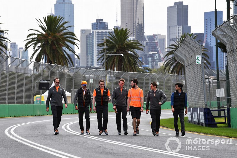Carlos Sainz Jr., McLaren, ispeziona il circuito con il suo team
