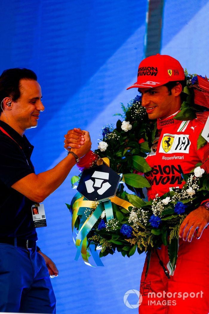 Felipe Massa con el tercer lugar de la carrera sprint Carlos Sainz Jr., Ferrari