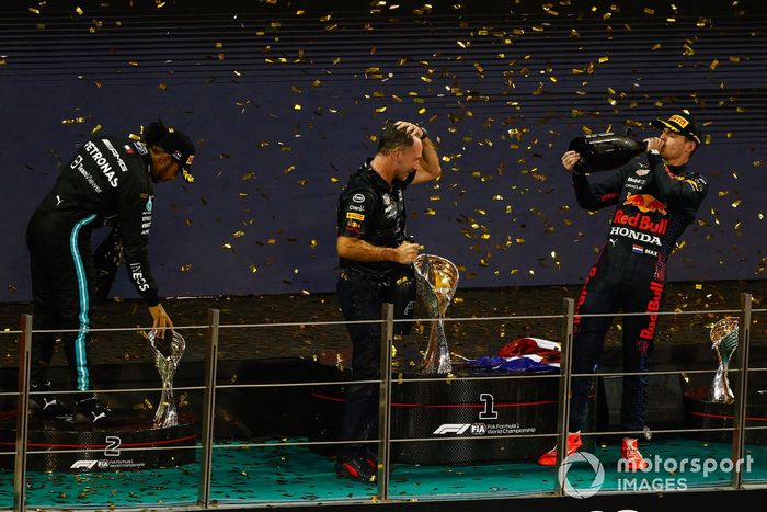 Podio: segundo lugar Lewis Hamilton, Mercedes, Christian Horner, director del equipo, Red Bull Racing, ganador y campeón Max Verstappen, Red Bull Racing