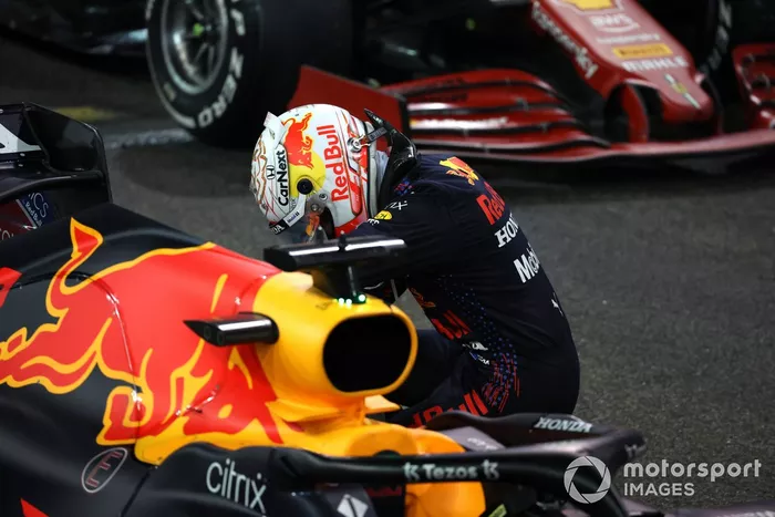 Max Verstappen, Red Bull Racing, 1ª posición, celebra a su llegada al Parc Ferme tras conseguir el título de pilotos de 2021