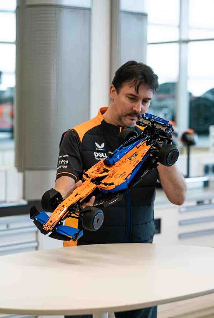James Key, director técnico de McLaren Racing con el McLaren F1 de LEGO® Technic™