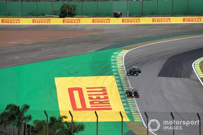 Sergio Pérez, Red Bull Racing RB16B, Lewis Hamilton, Mercedes W12