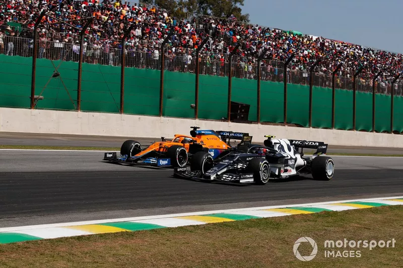 Daniel Ricciardo, McLaren MCL35M, e Pierre Gasly, AlphaTauri AT02