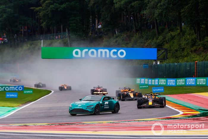 El Coche de Seguridad Max Verstappen, Red Bull Racing RB19, Oscar Piastri, McLaren MCL60, Carlos Sainz, Ferrari SF-23, Charles Leclerc, Ferrari SF-23