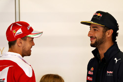 Sebastian Vettel, Scuderia Ferrari habla con Daniel Ricciardo, Red Bull Racing