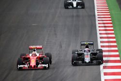 Kimi Raikkonen, Ferrari SF16-H y Jenson Button, McLaren MP4-31