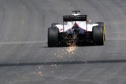 Romain Grosjean, Haas F1 Team VF-16 saca chispas