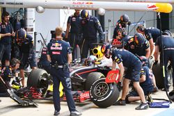 Daniel Ricciardo, Red Bull Racing RB12 practica una parada en boxes