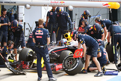 Daniel Ricciardo, Red Bull Racing RB12 fa un pit stop
