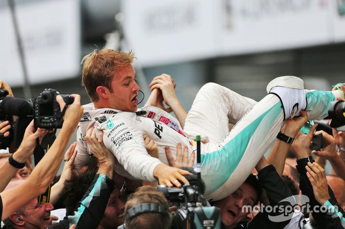 Rosberg es manteado por sus mecánicos tras ganar el GP de Italia